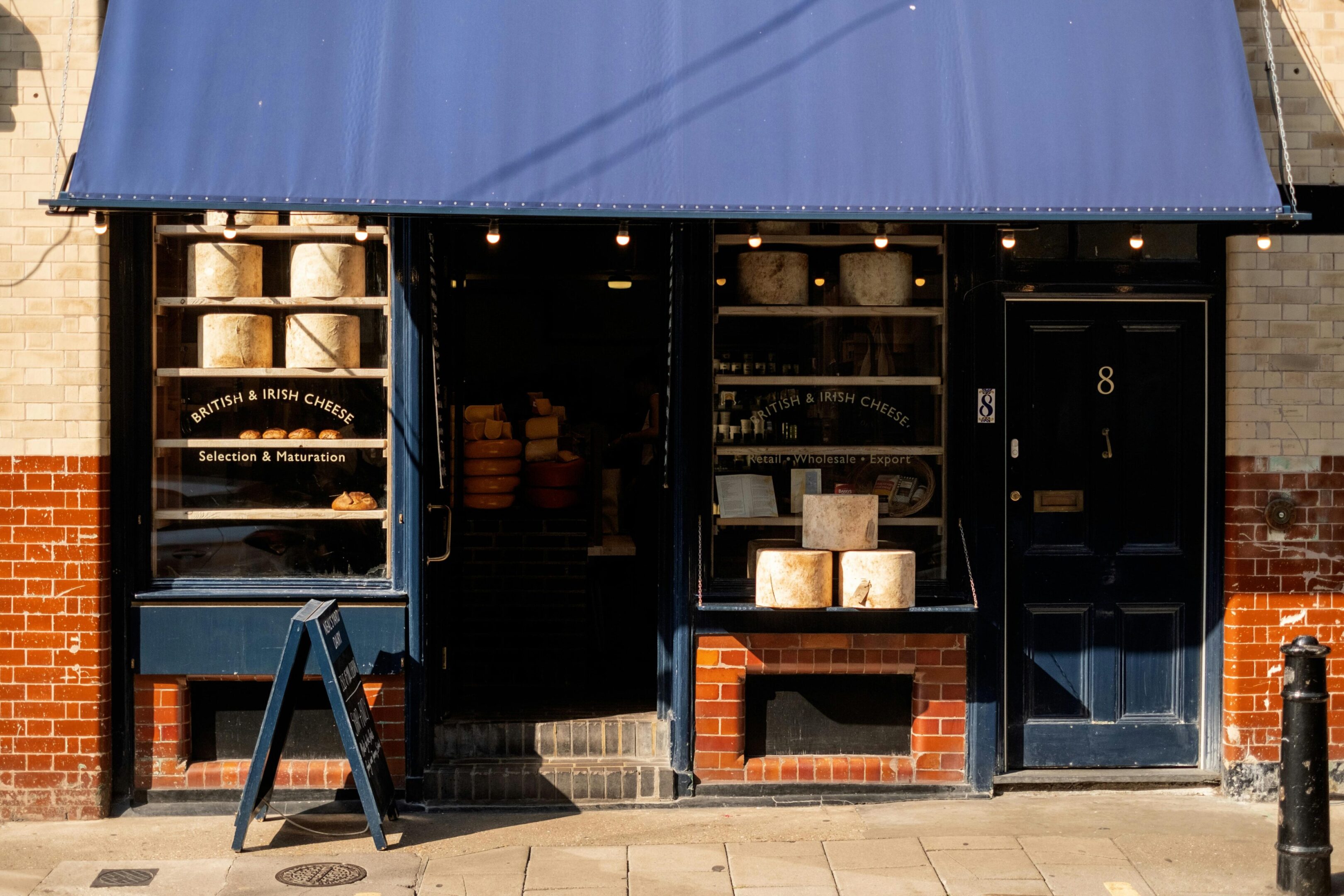 A store front with many shelves of food on the outside.